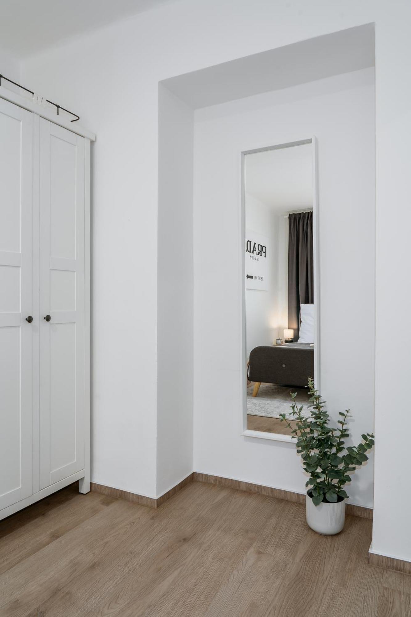 Days - 2bdr - Quiet Area - Workspace Apartment